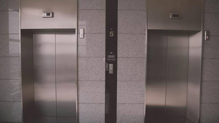 Somente um bombeiro pode retirar quem ficou preso dentro do elevador??