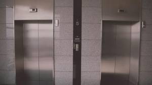 Somente um bombeiro pode retirar quem ficou preso dentro do elevador??